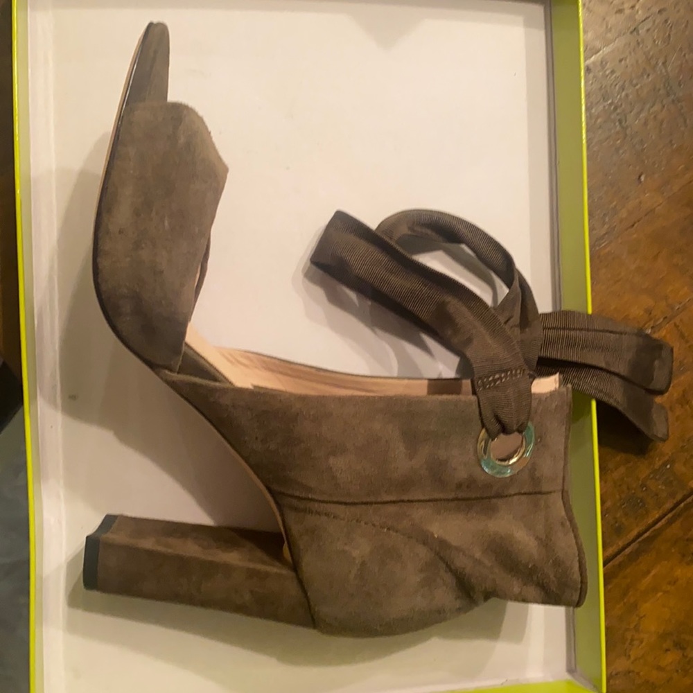 SUPER CUTE Hunter Green A•D & Daughters heels with a sweet ribbon tie.